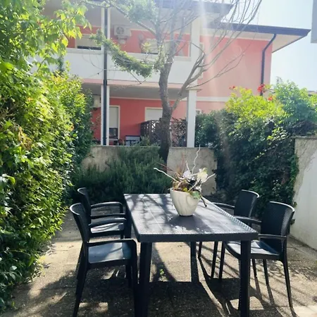 Vila Two-story Terraced House With Private Garden *