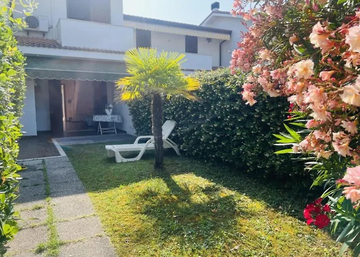 Villa Two-story Terraced House With Private Garden